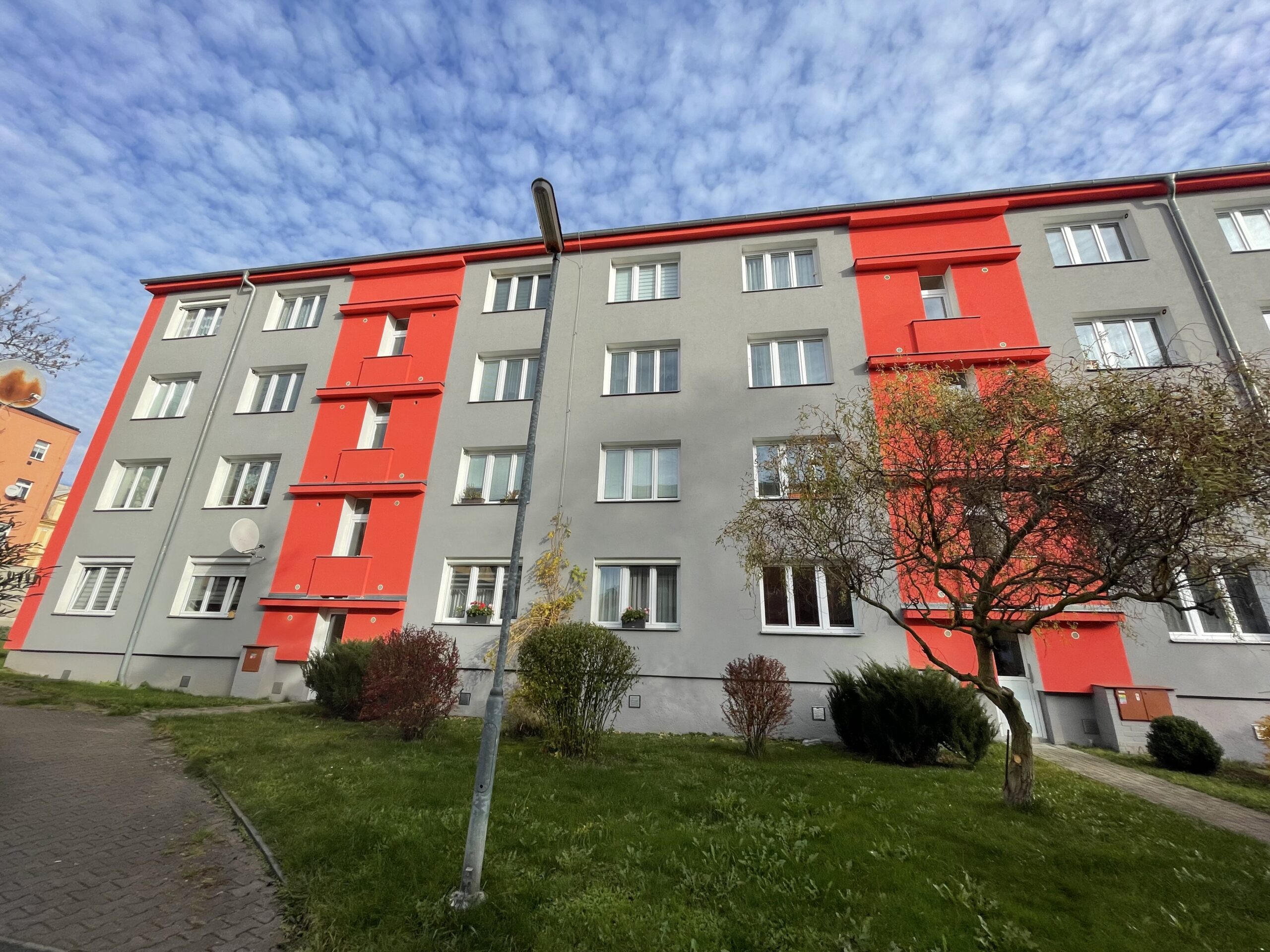 Prodej byt 2+1, zasklený balkon, panel, ulice Chebská, Karlovy Vary – Dvory